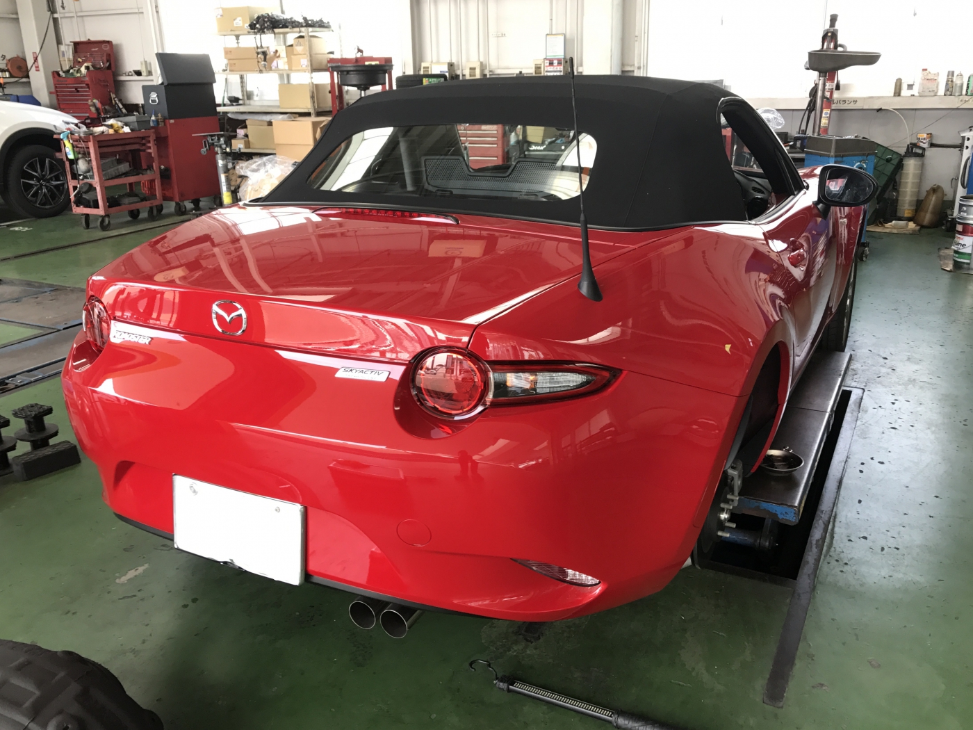 マツダ　ロードスター　右クォーターパネル　凸修理