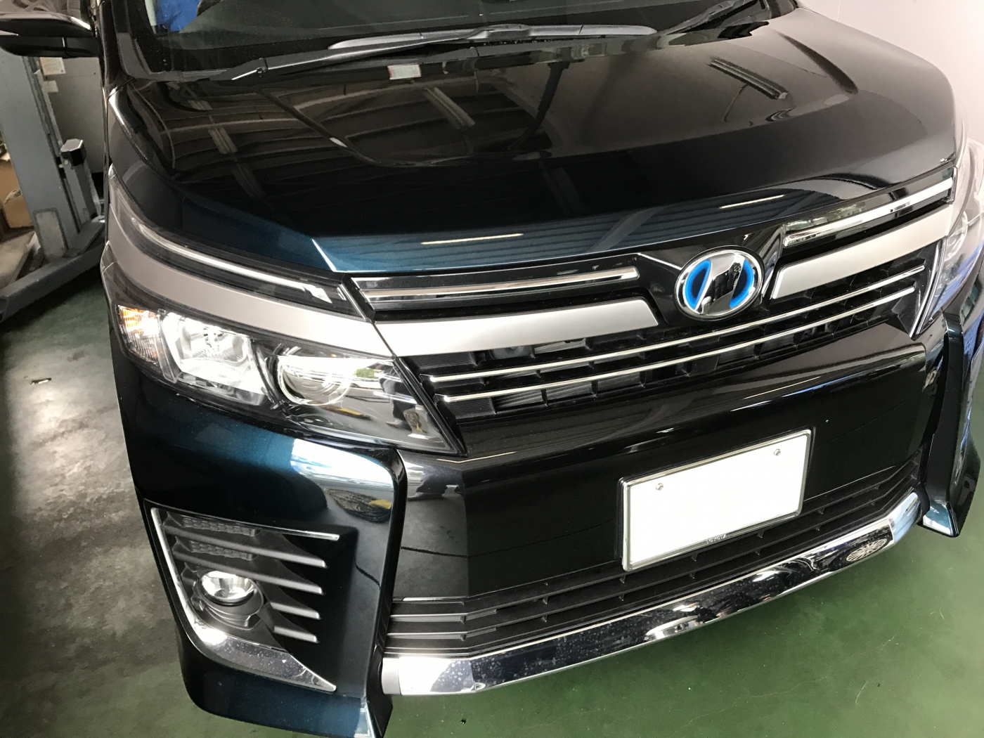 トヨタ　ヴォクシー　ボンネット　ヘコミ修理