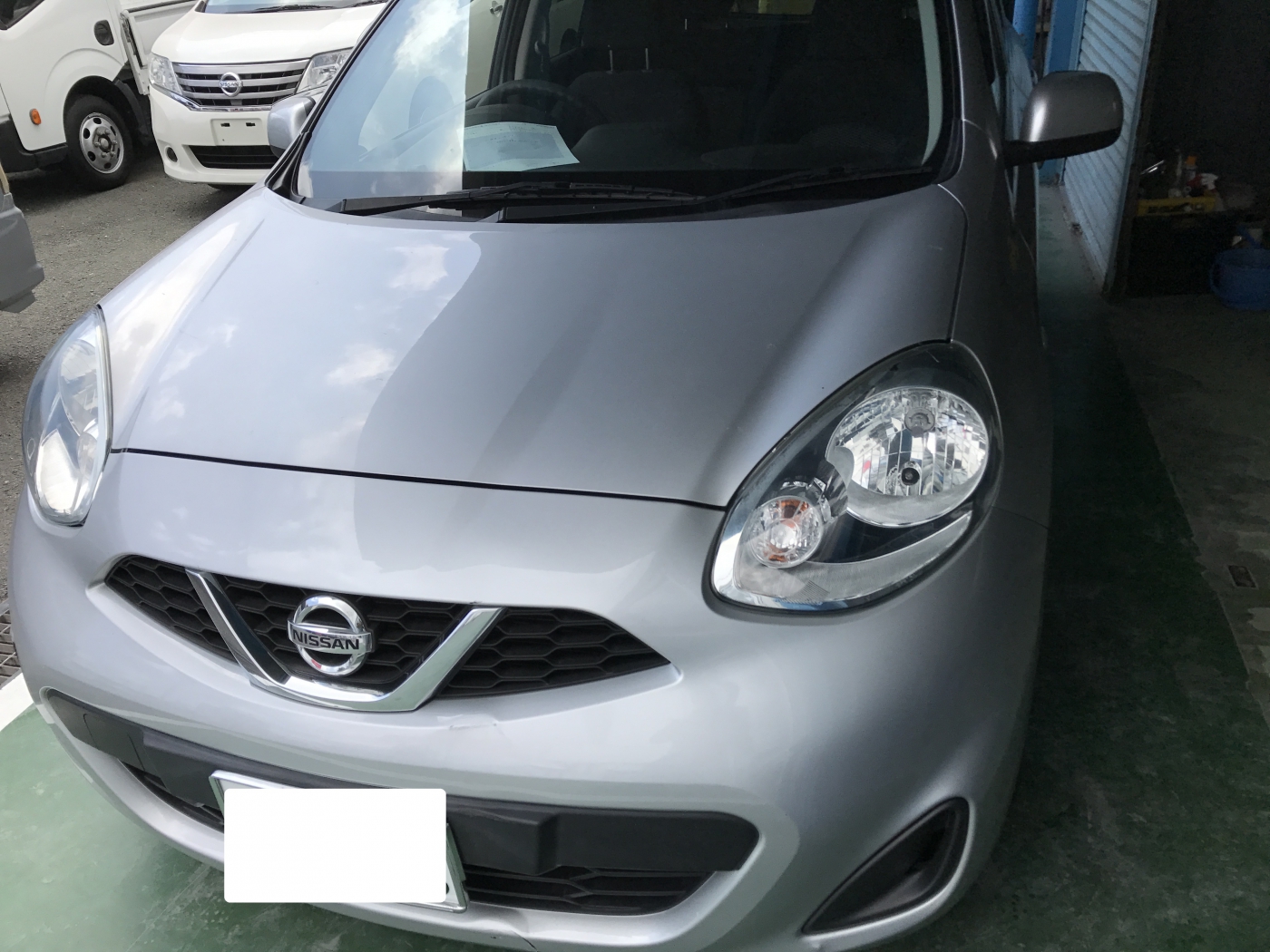 日産マーチ　左フロントドア　ヘコミ修理